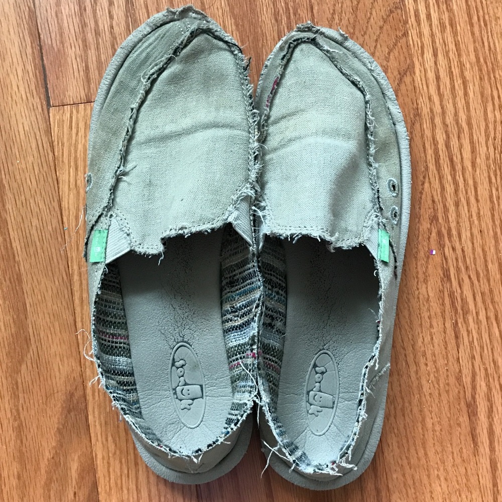 Tan Sanuk Women’s Size 9 Shoes